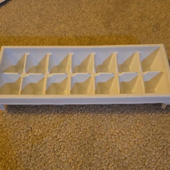 FREE W ANY PURCHASE! White Ice Cube Trays X 2 - Picture 2 of 3